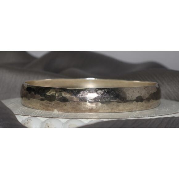 James Avery Sterling Silver Hammered Bangle Bracelet 18.1G / 7in / 10mm - Picture 2 of 4